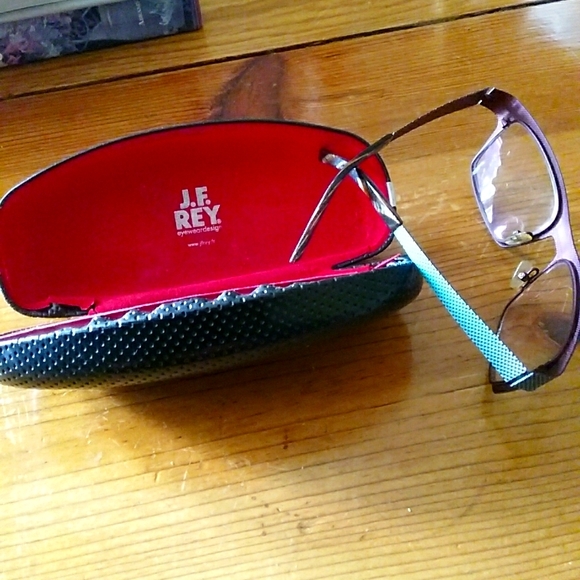 Eyewear with case - Picture 2 of 5